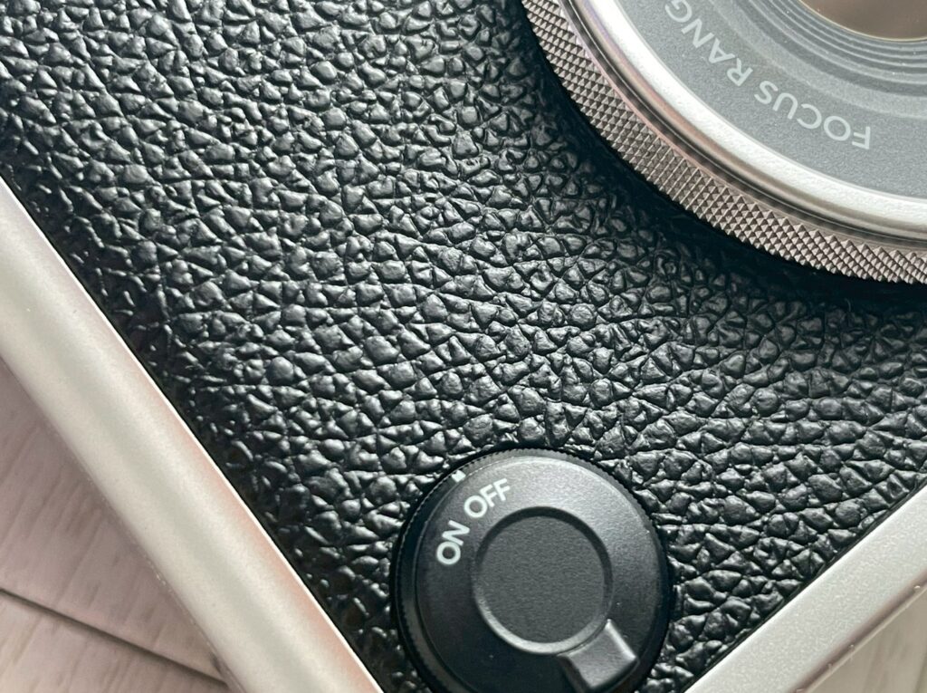 チェキinstax mini Evo本体のレザー調質感
