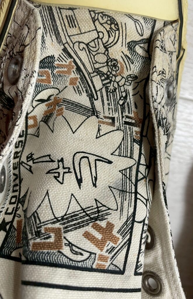 ドラえもんコラボコンバースのコミック柄プリント。文字や背景がベージュ色に脱色されてヴィンテージ感が増した様子。