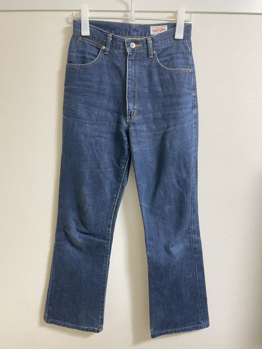90年代ラングラーのブーツカットデニムパンツ。前面の外観。